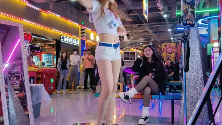 ฉบับชุดกะลาสีรักเธอ～เวทีเครื่องเต้นสุดหวาน! อยากไปยืนดูจังเลย