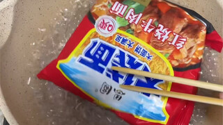 在我们煮面的时候，每次都要烧开水很麻烦，怎么办呢？很简单