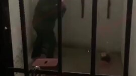 تسريب مقطع فيديو يظهر إرهابيًا في قاعة الموسيقى وهو يتعرض للضرب في الزنزانة