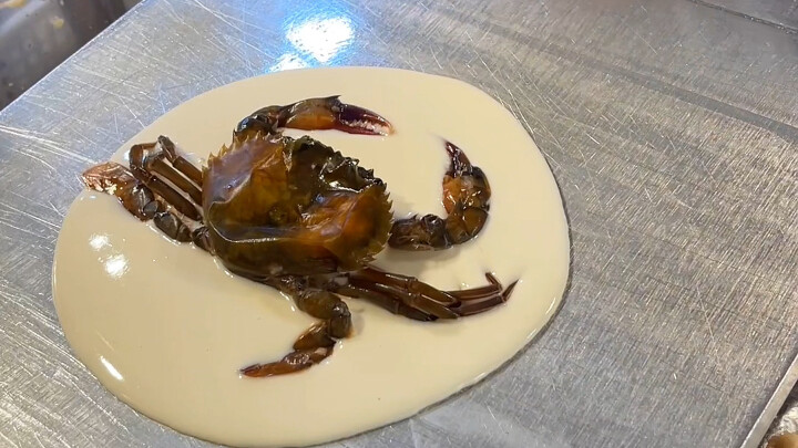 อาเล่ยหม่า: ปูเปลือกนิ่ม ปลาหมึกแปดขา และพายฟอสซิลในตลาดกลางคืนกรุงเทพฯ กรอบจนใจสลาย!