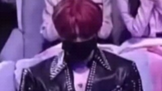 Đúng là Lee Taeyong! Xúc phạm một ngôi sao nữ bằng cách không vỗ tay khi cô ấy nhận giải thưởng!