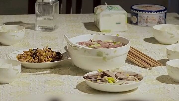 Pengasuh pria masak sup daging kambing, tapi tuan muda nggak suka dan pesan makanan lewat aplikasi. 