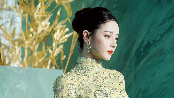 "Hình bóng tuyệt đẹp dưới ánh trăng bị nghi ngờ là nàng tiên trong tranh."