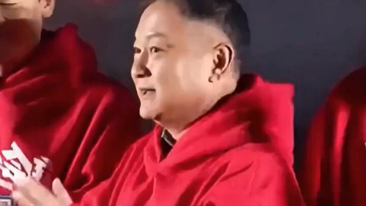 Khoảnh khắc Âu Dương Phấn Cường ngước mắt, dường như một lần nữa thấy được chàng thiếu niên Giả Bảo 