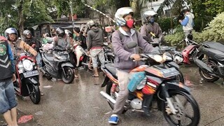 TEROBOS BANJIR PULUHAN MOTOR MOGOK MASAL | MOTOR MENERJANG BANJIR