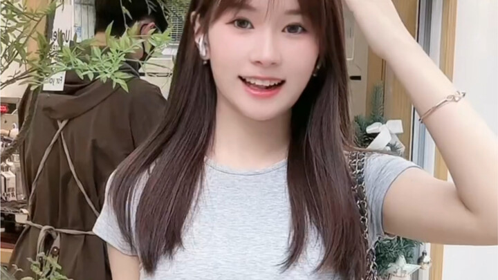 She has a great figure and only loves pure love.