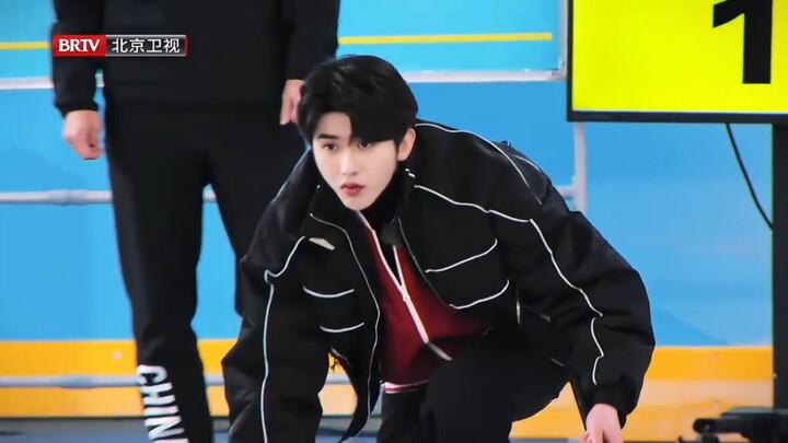 Cai Xukun plays Jeu de Quilles