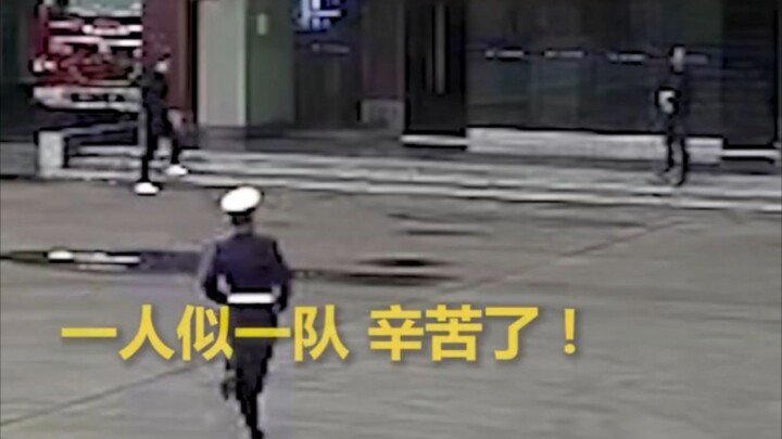 战友出警未归，警铃再次响起，正在站岗的消防员冲向车库独自出警。一人似一队，致敬！