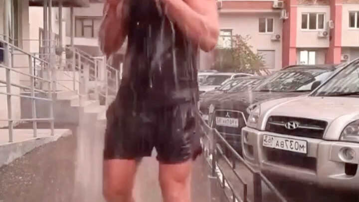 Đây có được tính là ném đồ từ trên cao không?