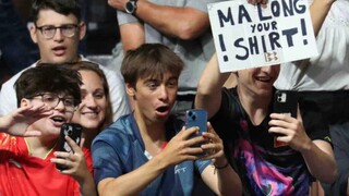 ขำตาย เด็กฝรั่งเศสขอลายเซ็นจากมาหลง ร้องกรี๊ดอย่างบ้าคลั่ง: อ๊ากกก มาหลง ฉันรักคุณ!