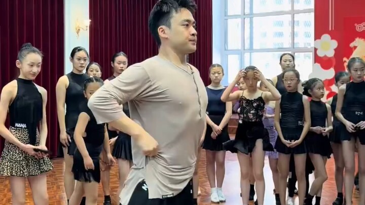Teacher Zhang really doesn’t slack off in class at all #TheSlackingTwinsofDoom
