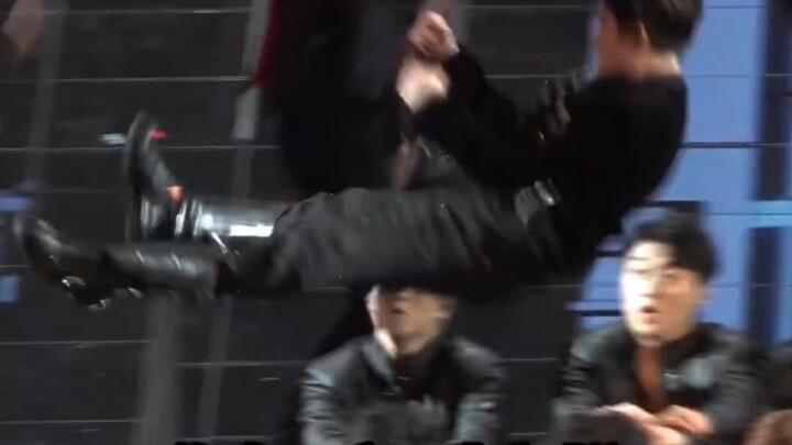 This back throw was so powerful, the fan video showed it clearly. I was really shocked when I watche
