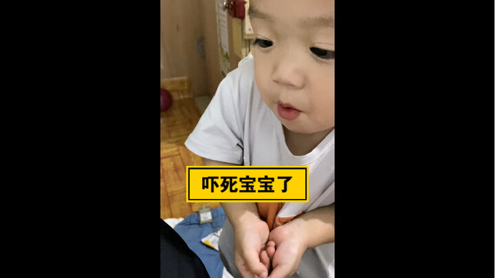 Dad stepped on a thorn, Mom is carefully removing it, and the baby’s reaction is both hilarious and 