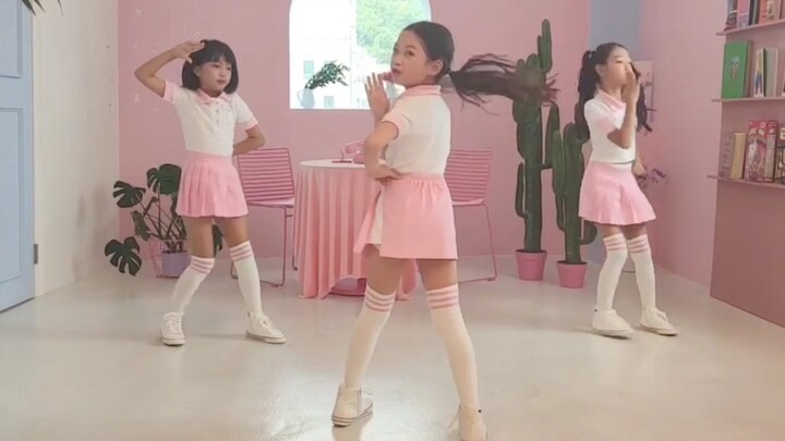 Innocent little ones dance with abandon, their稚嫩 moves brimming with earnestness, weaving the beauty