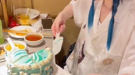 sau đó cắt bánh sinh nhật