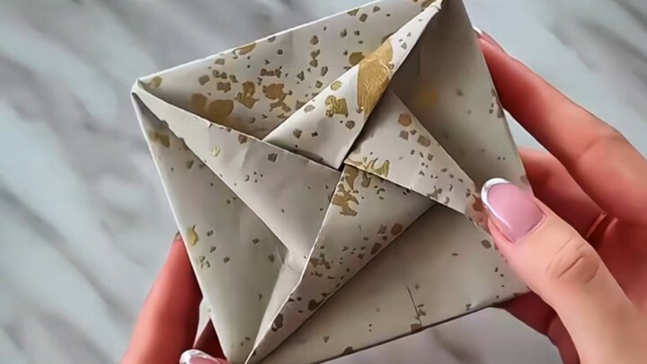 "Gắn thẻ một người bạn có tay để giúp bạn gấp đồ."