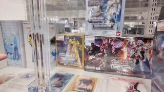 UNA TIENDA CON MUCHAS FIGURAS DE CABALLEROS DEL ZODIACO BARATAS EN AKIHABARA JAP