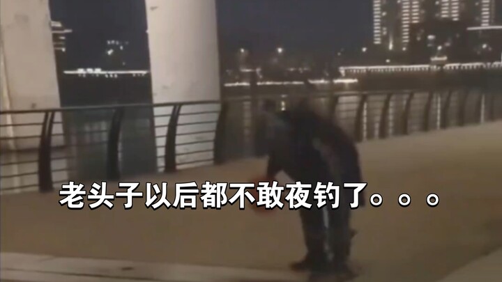 After the old man hooked a pair of red shoes, all sorts of strange things started happening, and he 
