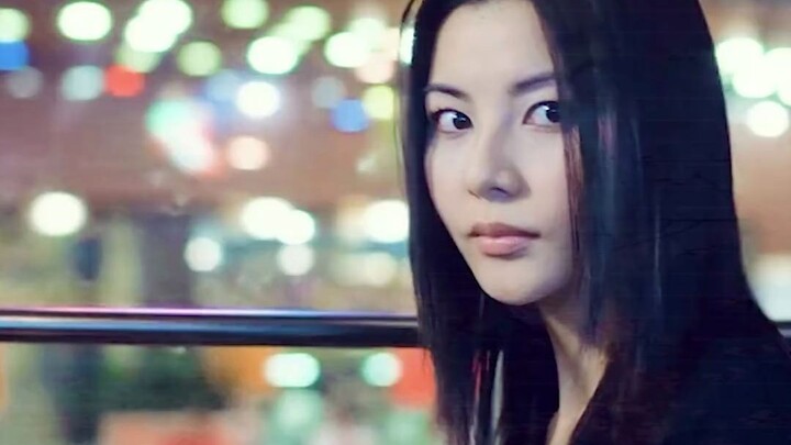 Người đàn ông cố tình để mọi người nhìn rõ khuôn mặt của mình