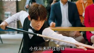 小伙打台球不用杆竟用手指弹球