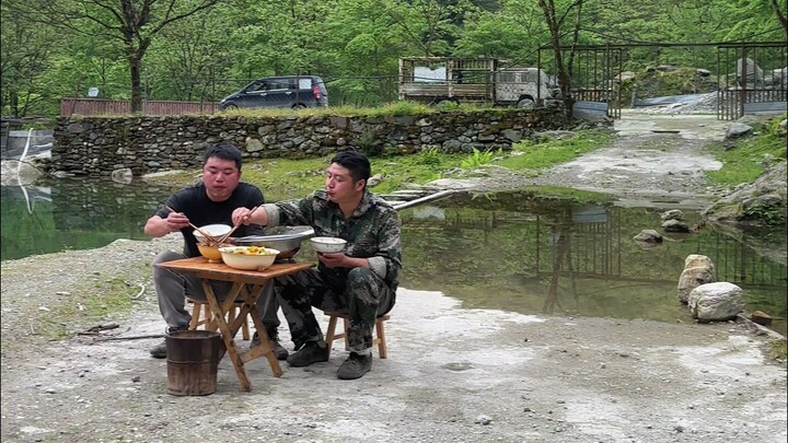 إعداد أطباق غويتشو يتطلّب مجهودًا، لكن صلصة التغميس لذيذة جدًا!