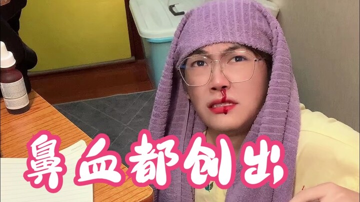 Cô bạn cùng bàn lườm một cái, thầy giáo chảy cả máu mũi