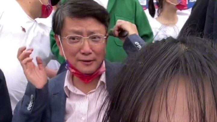 What happens when Professor Zheng Qiang discovers he's being secretly filmed?