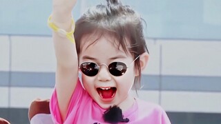"Aku juga mau makan itu!!" Double A melahirkan bayi mungil yang manis, pintar sekali!