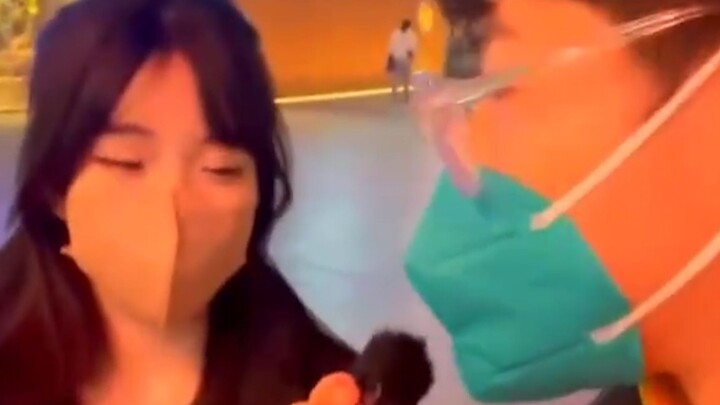 Semua wawancara yang tidak bisa ditayangkan, bikin aku ketawa ngakak hahaha!