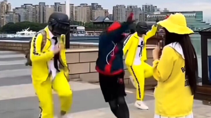 Vào xem áo vàng và Người Nhện nhảy nhé!