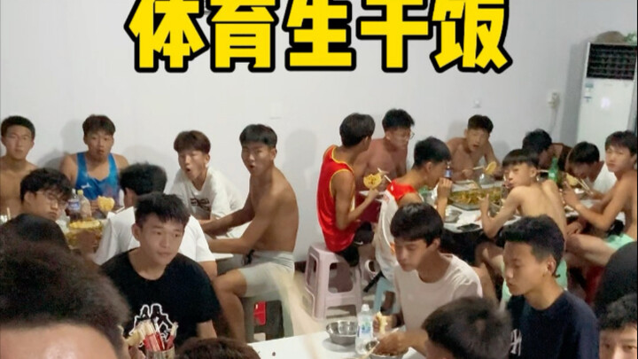 رياضي يلتهم الطعام