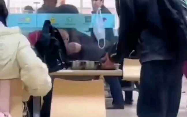 Math genius Wei Dongyi is having lunch in the cafeteria, with a beautiful young woman sitting nearby