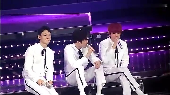 Tổng hợp các màn bị vỡ giọng của EXO, ai bảo “Lady Luck” độc cơ chứ, rõ ràng là tại bộ đồ này mà thô