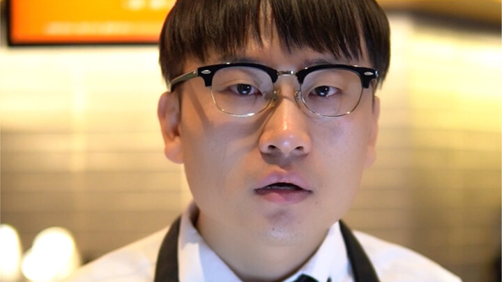 【สตาร์บัคส์】พนักงานสตาร์บัคส์เสื้อกันเปื้อนดำคนนี้ พูดมาคำเดียวก็รู้เลยว่าเป็นนักเถียงตัวยง!