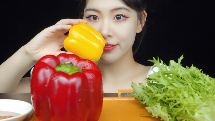 One chili pepper with every bite! Today, we're eating chicory and chili peppers!