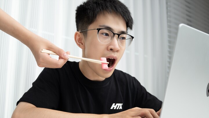 Để có thể ăn kẹo cao su, tôi đã thuê một nhân viên để đút cho tôi...
