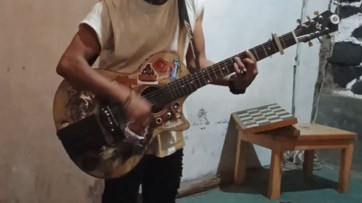 pengamen dengan nada suara yang tinggi☝