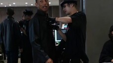 Wang Jiaer dressed LV creative director Pharrell in a TWD brand Tang suit and taught him how to butt