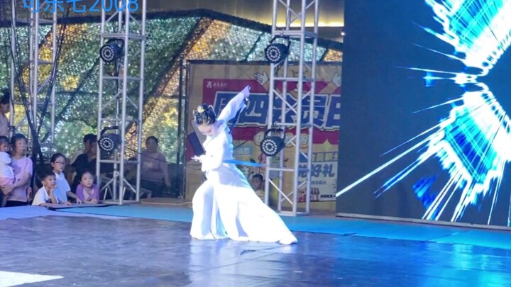 هل أداء طلاب المدرسة الإعدادية لرقصة "تشيان تشي هسينغ" للمعلمة هاو روه تشي جيد؟ تقليد مكياج الذكاء ا