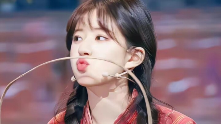 Come on! This is Luobao on CCTV! She’s so cute and delicate you could just pinch her cheeks! So beau