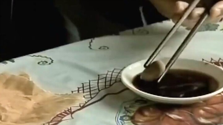 影视中的下酒骚操作，焊条蘸酱油下酒见过没，石头蘸醋下酒喝美了