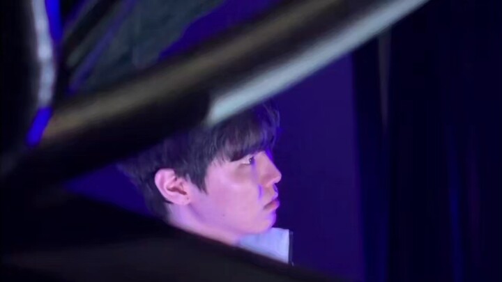 ก่อนเริ่มแข่งช็อวี่สีหน้าแววตาดูผิดปกติไปเลย ความกดดันมันหนักขนาดนั้นเลยเหรอ? หรือเป็นเพราะนิสัยของเ