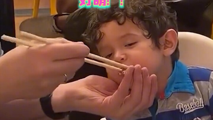 Em bé đang chợp mắt đã ngủ thiếp đi trong vòng tay của bố, nhìn mà thấy mềm lòng quá đỗi!!