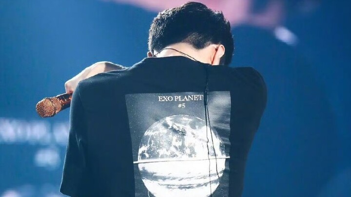 Thế Huân bị tắt mic mà cứ ngỡ micro hỏng, bèn dùng lòng bàn tay vỗ vỗ – cảnh này xem thật khiến ngườ