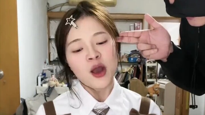 I’m the one who’s supposed to play along with your act~ (Source: @Ruhua Yizhifhua)