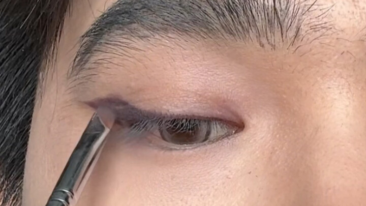 Kalau eyeliner-nya bagus, tata rias mata nggak perlu khawatir!