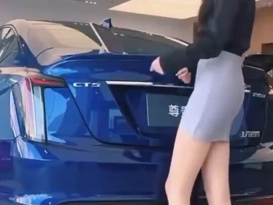 أحدث تقنية سوداء من كاديلاك: موزع هوائي نشط بتقنية السباقات، يضاعف قوة الضغط الهوائي لأسفل