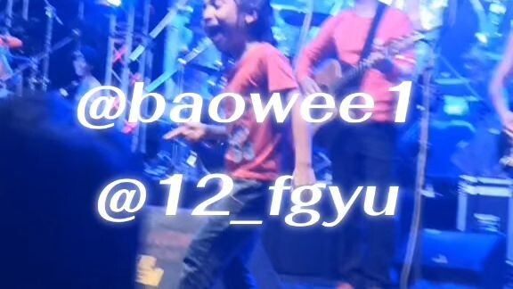 น้องคริสต์มาสร้องเพลงกับพี่บ่าววี