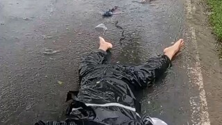 tertidur di atas aspal basah