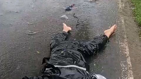 tertidur di atas aspal basah